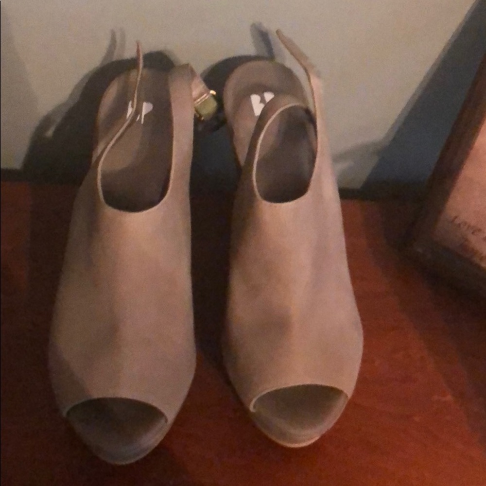 Gray wedge shoes